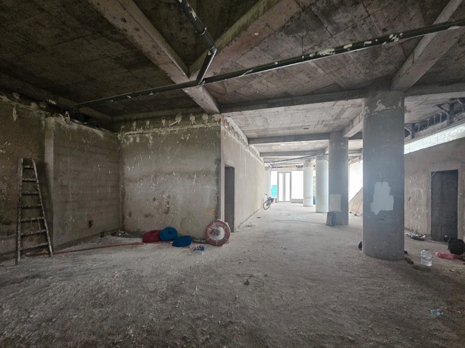 Le plateau mis à nu, cloisons béton et échelle de chantier
