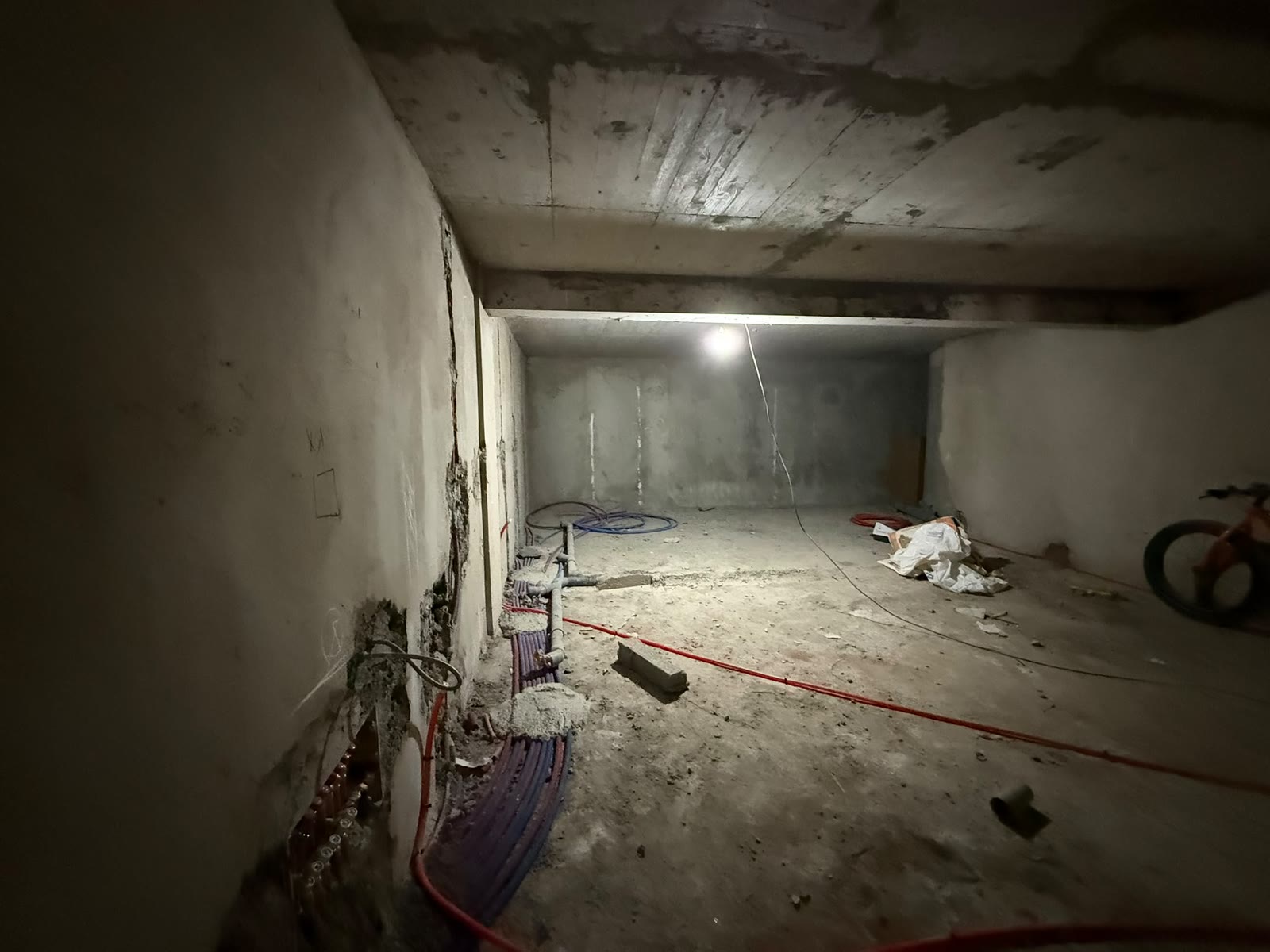 Un autre espace du plateau, gaines et attentes de plomberie apparentes